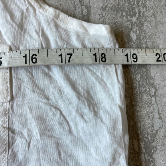 NWOT Active, L,cream wide round neck 2front pockets,sleeveless top for women - Picture 3 of 9